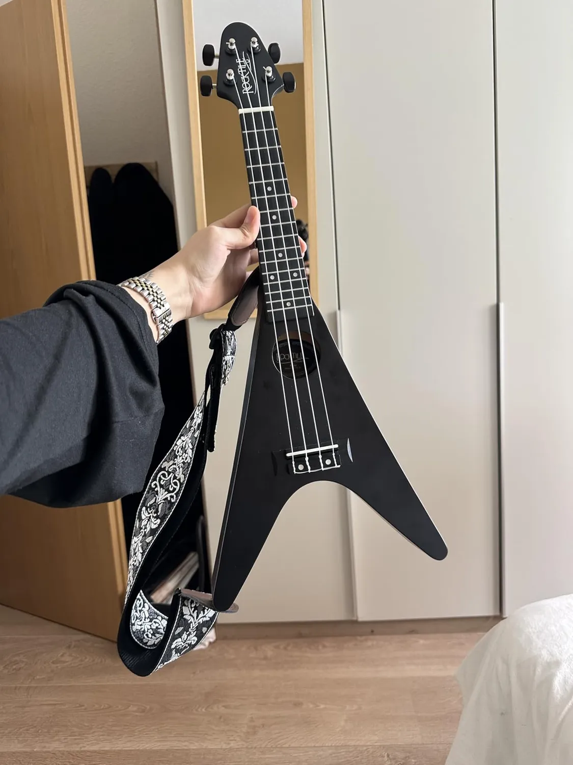 Rocktile FV-04 BK Ukulele Sopran schwarz Heavy