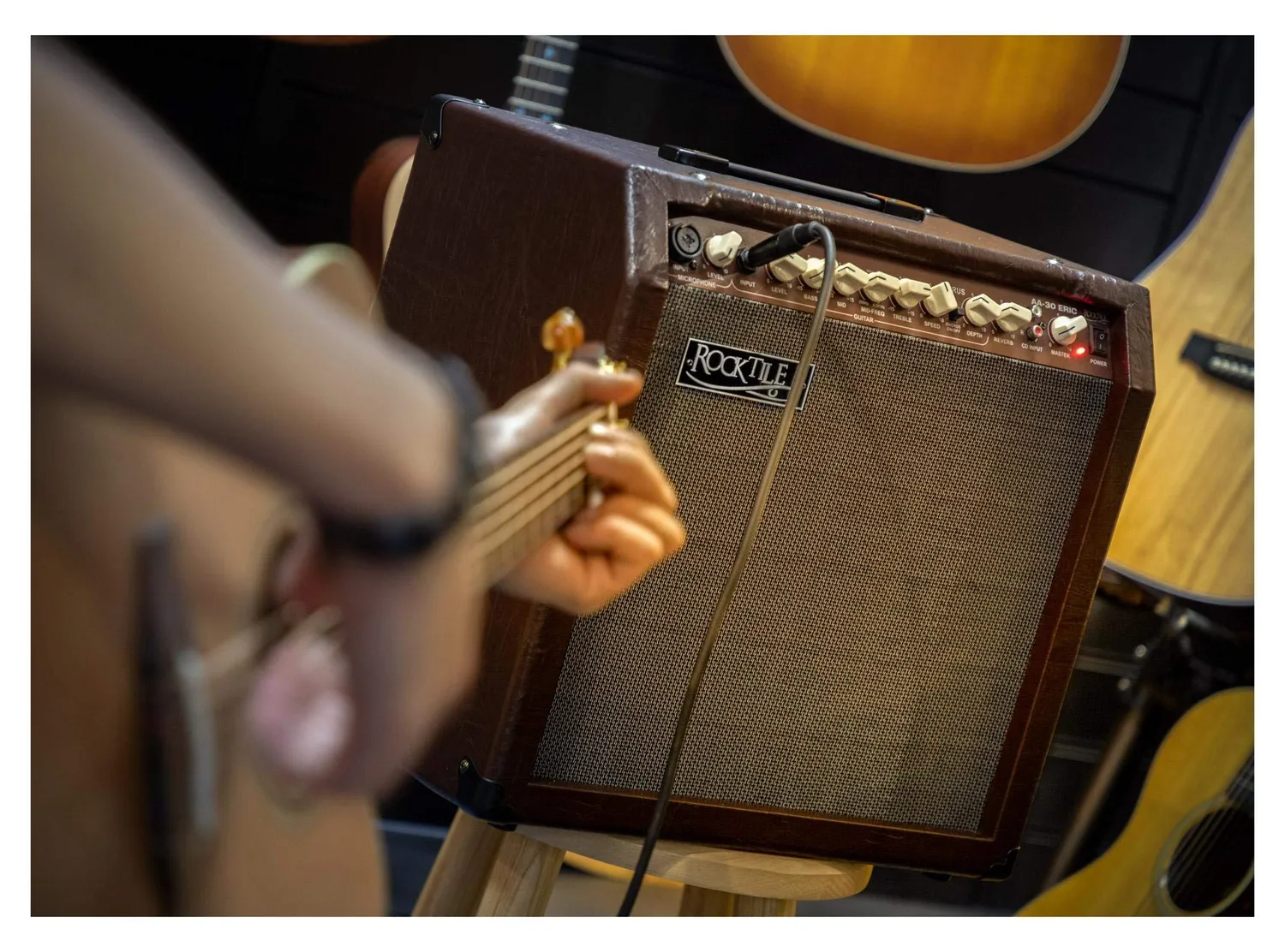 Rocktile AA-30 Eric Akustikverstärker 30 Watt braun 2-Kanal