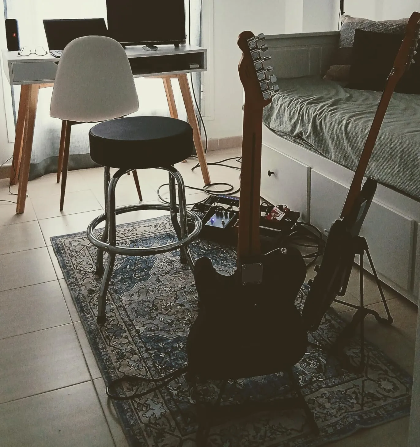 Rocktile Barstool Gitarrenhocker Schwarz 62 cm Sitzhöhe